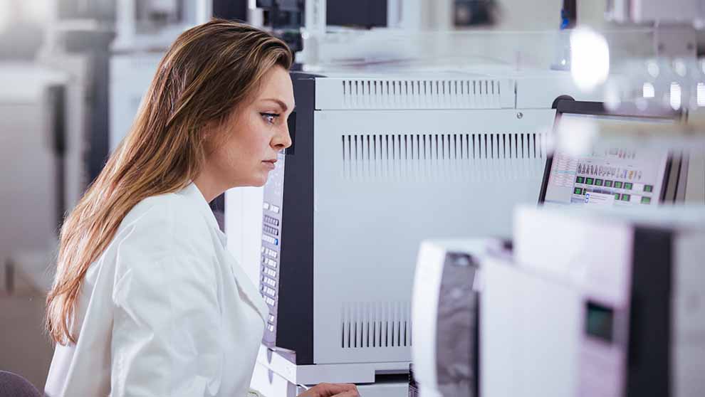 researcher accesses lab sop management system in midst of analysis workflow